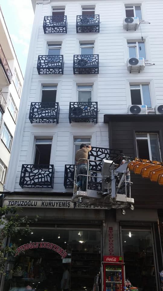 Embellecedores de aluminio integrados en la fachada de un edificio