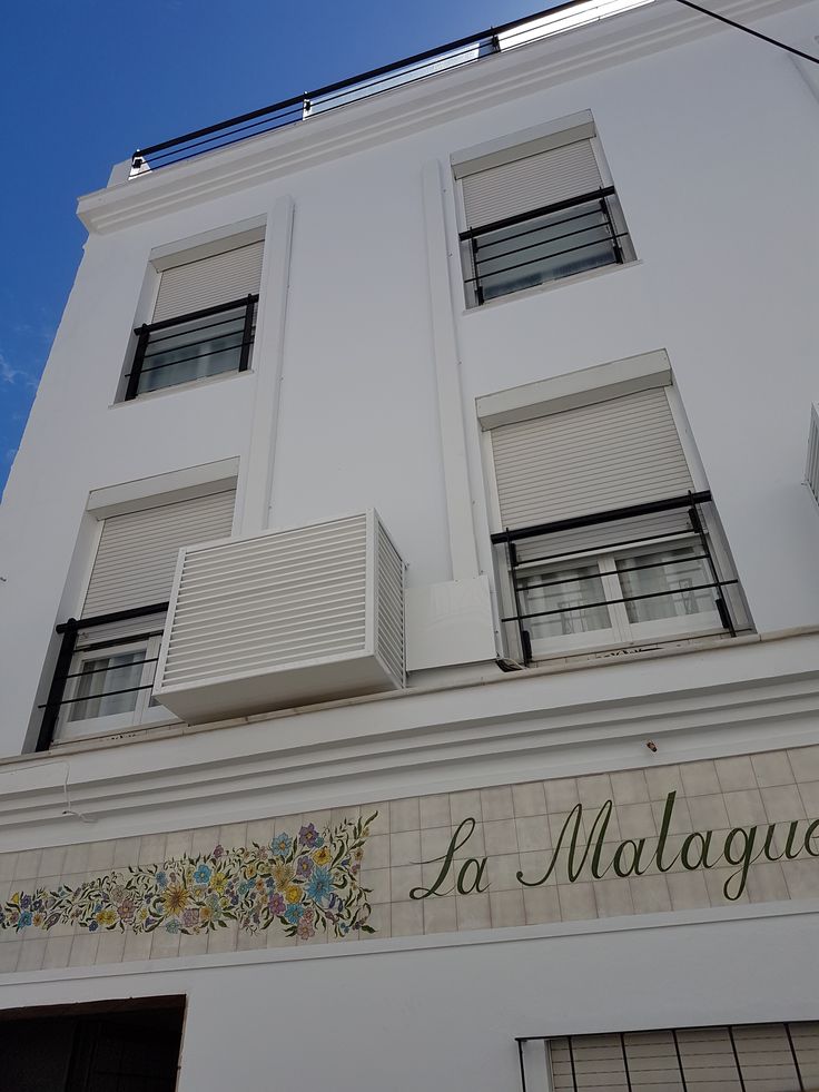 Aparato de aire acondicionado a la vista en la fachada de un edificio