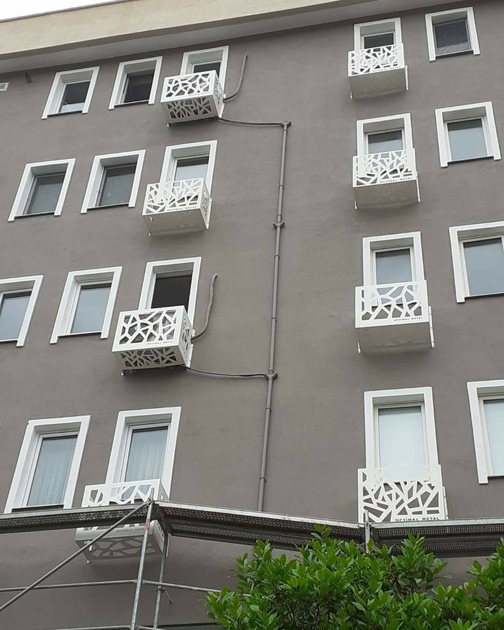 Fachada con embellecedores blancos en cada ventana