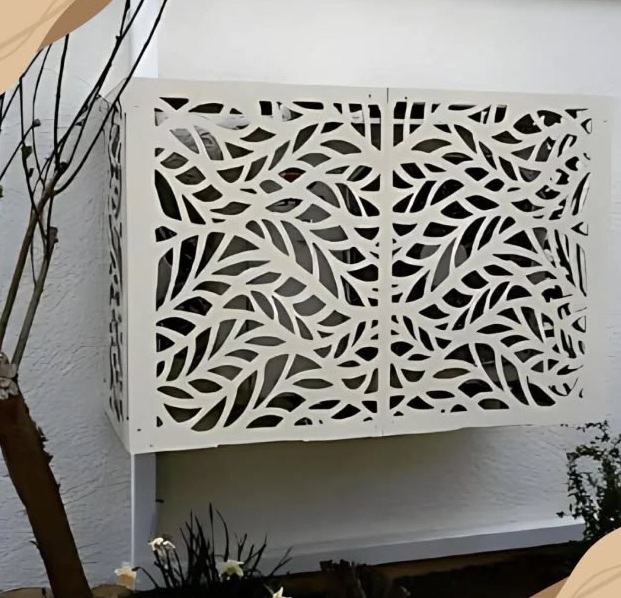 Embellecedor blanco con diseño de hojas sobre la unidad exterior